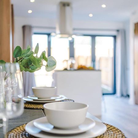 Rest&Recharge At Waterway House Villa Manchester Exterior foto