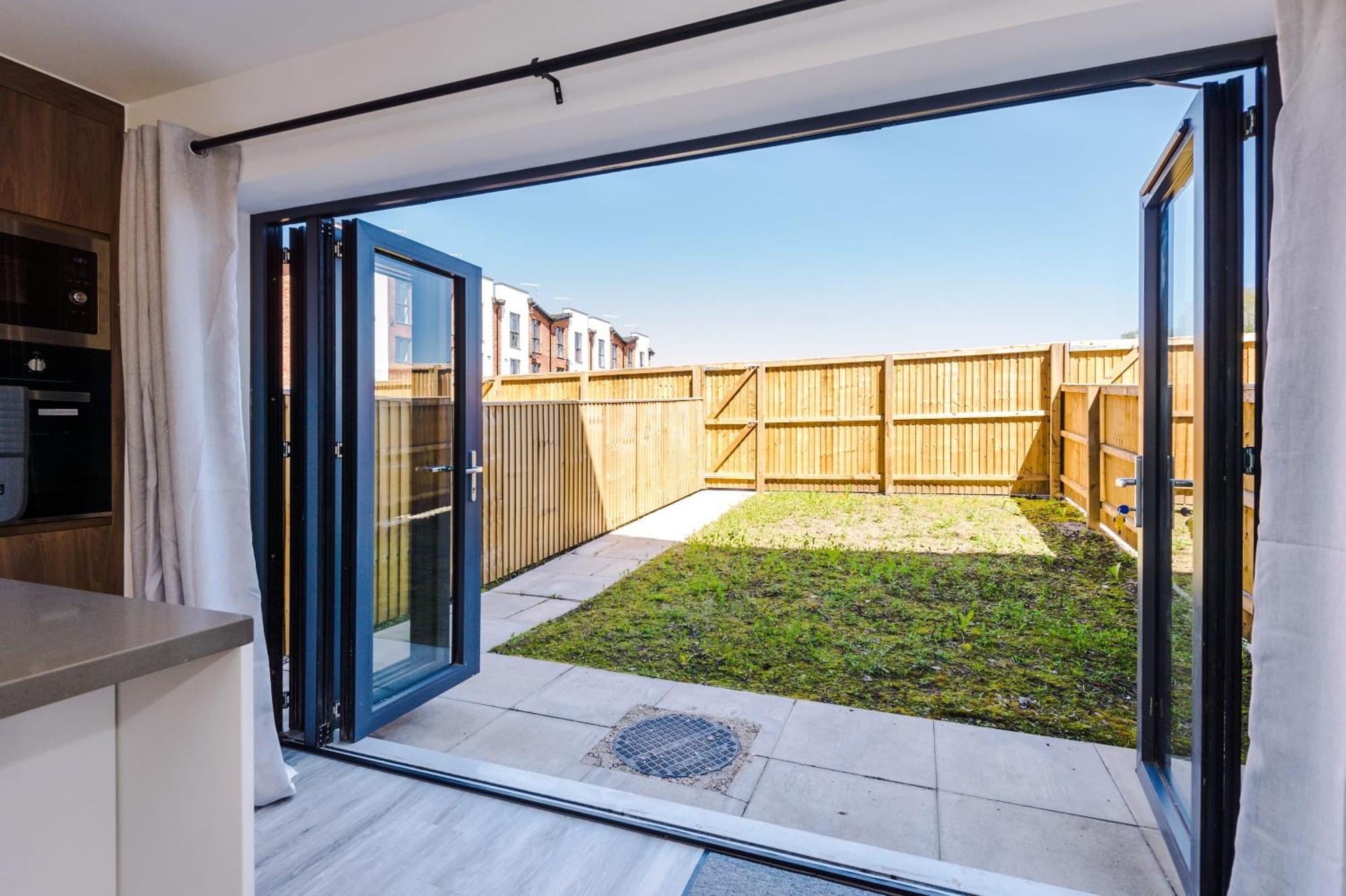 Rest&Recharge At Waterway House Villa Manchester Exterior foto