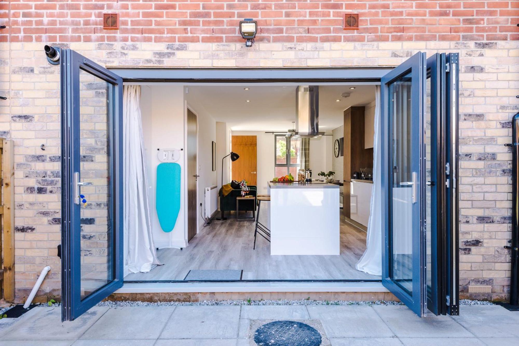 Rest&Recharge At Waterway House Villa Manchester Exterior foto