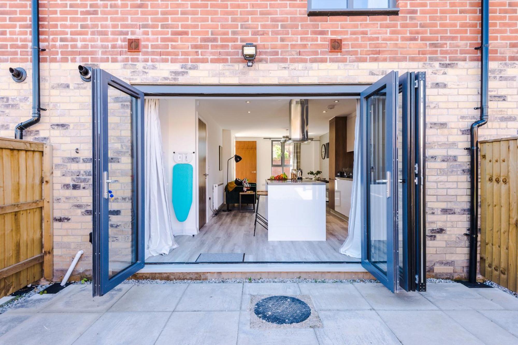 Rest&Recharge At Waterway House Villa Manchester Exterior foto