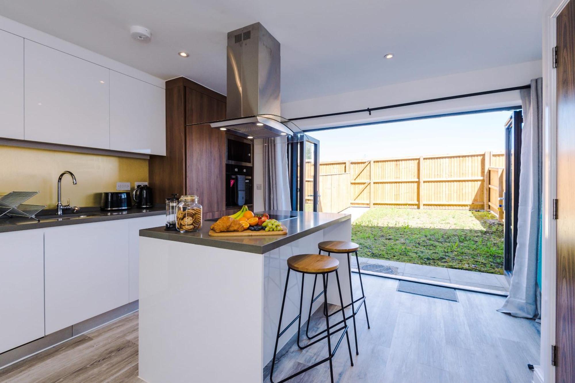 Rest&Recharge At Waterway House Villa Manchester Exterior foto