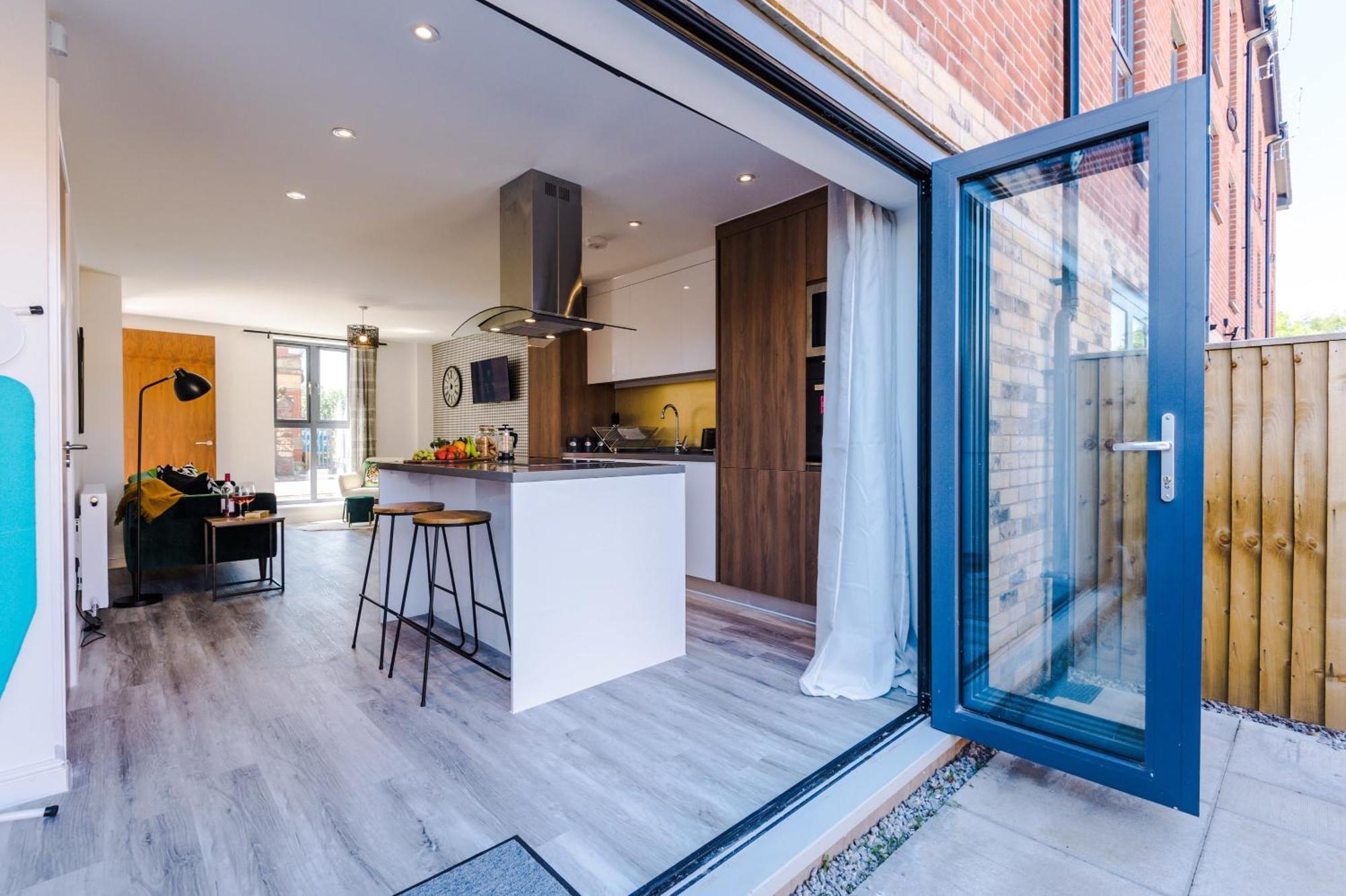 Rest&Recharge At Waterway House Villa Manchester Exterior foto